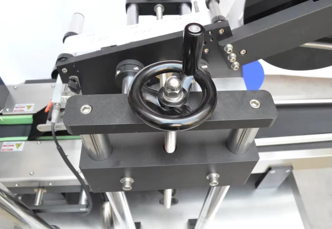 Automatic pouch label applicator for rigid bags